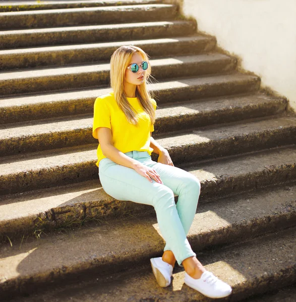 Photo de mode jolie femme en lunettes de soleil posant dans la ville, str — Photo