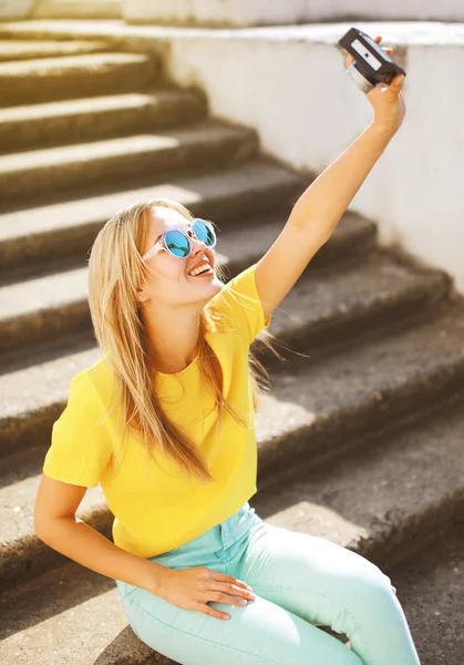 Estilo de vida foto bastante chica hipster fotografiado en la cámara m — Foto de Stock