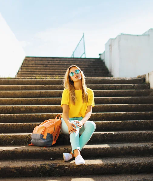 Мода красива дівчина хіпстер позує в міському стилі на відкритому повітрі, стріт — стокове фото