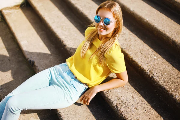 Modeporträt hübsche lächelnde Frau mit Sonnenbrille posiert in der Sonne — Stockfoto