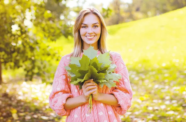 Positivo bella ragazza divertirsi in soleggiata giornata autunnale — Foto Stock