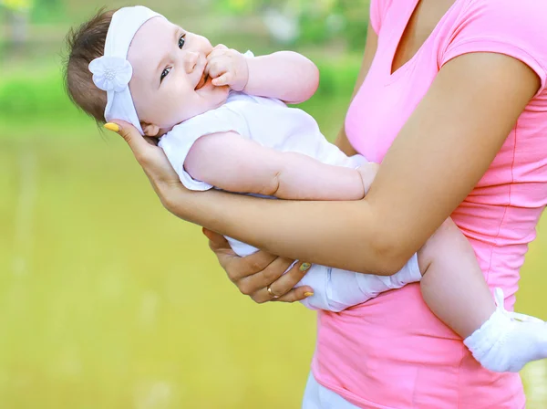 Mamma med happy baby i sommardag — Stockfoto