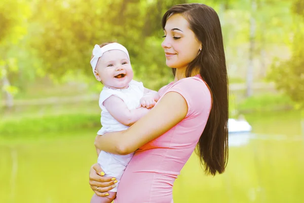 Fröhliches Baby und Mutter im Sommer — Stockfoto