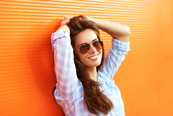 Kobieta zmysłowy ładny portret moda lato w okulary posin — Zdjęcie stockowe