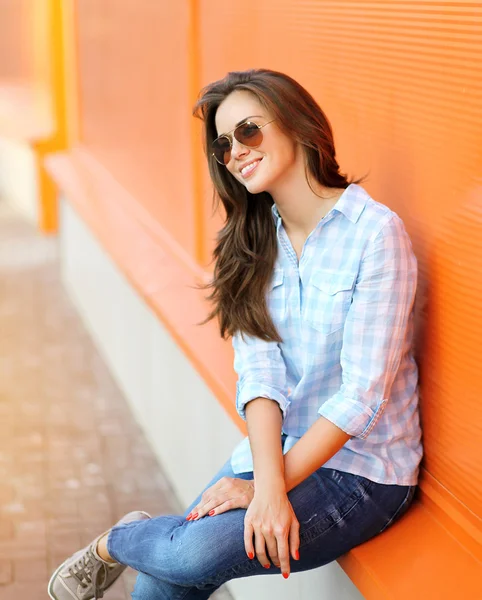 Fashion lifestyle portrait beautiful modern woman in sunglasses — Stock Photo, Image