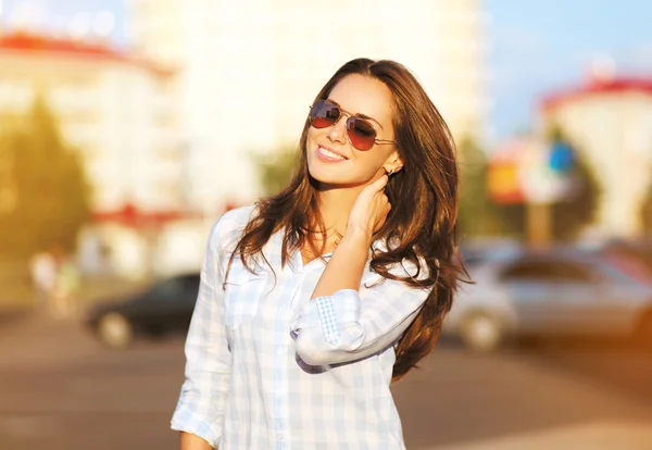 Fashion lifestyle portrait beautiful woman in the sunglasses pos — Stock Photo, Image