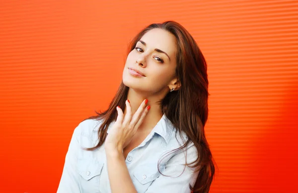 Portrait pretty woman posing against colorful wall summer — Stock Photo, Image