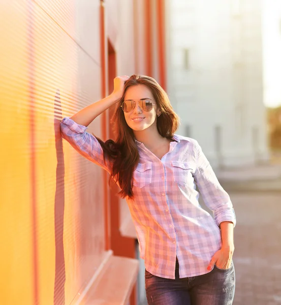 Pretty cool girl posing against colorful wall — Stock Photo, Image