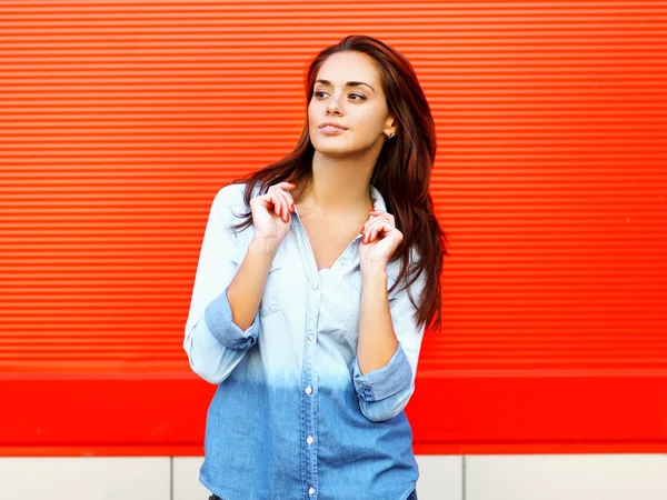 Pretty smiling woman posing near bright colorful wall in the urb — Stock Photo, Image