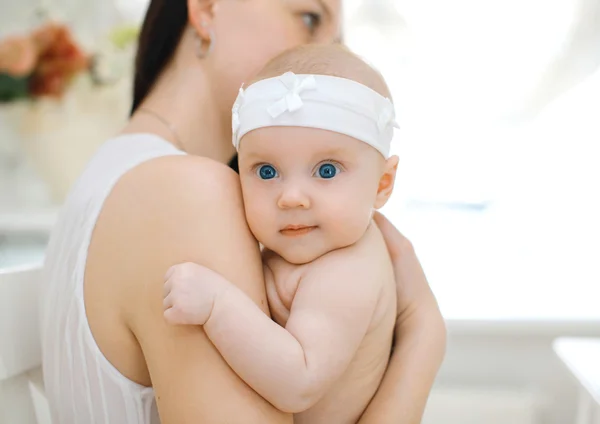 Lilla söta bebis på händer på mamma — Stockfoto