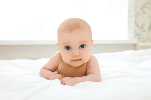 Retrato bonito bebê deitado na cama — Fotografia de Stock