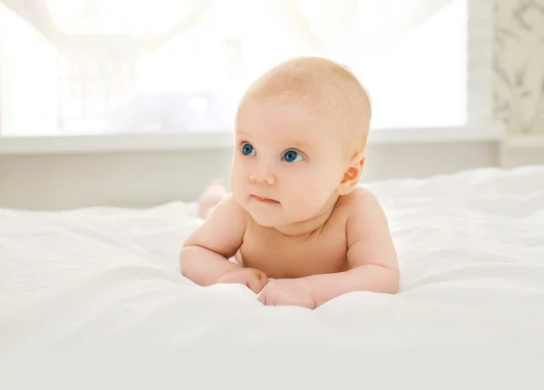 Porträt niedliches kleines Baby liegt auf dem Bett — Stockfoto