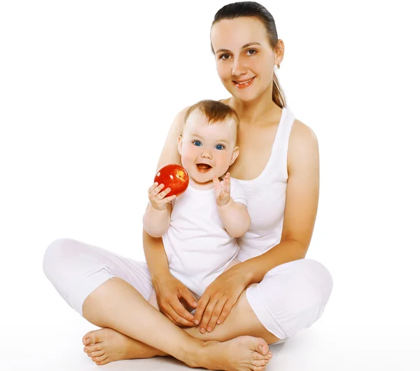 Moeder en schattige baby met apple. voeding, gezondheid, kind - conc — Stockfoto