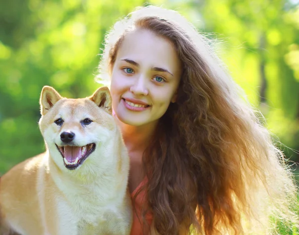 Nyáron portréja boldog szép lány és a kutya — Stock Fotó