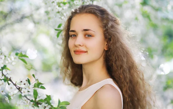 Menina sorridente bonito ao ar livre, ensolarado primavera retrato jovem, cu — Fotografia de Stock
