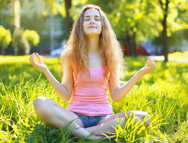 Dívka medituje venku — Stock fotografie