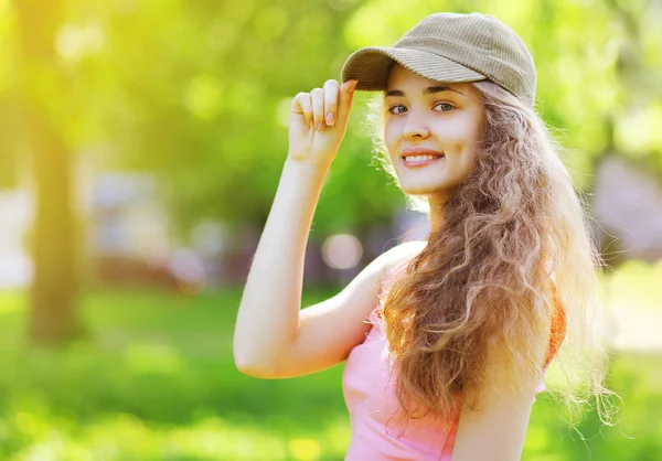 アウトドア ・ ライフ スタイル夏の肖像画かなり幸せ少女 c — ストック写真