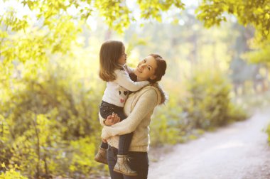 mutlu anne ve çocuk sonbahar Park