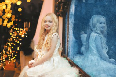 Yeniyıl, kış, kutlama kavramı - yanında mutlu küçük kız 