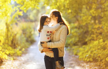 güzel yaşam tarzı sonbahar fotoğrafı anne ve çocuk yürüyor p