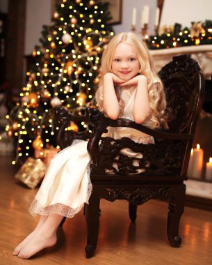 Noel ve insan kavramı - mutlu gülümseyen kız ch yakınındaki