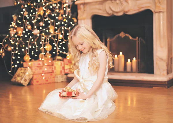 Natal, celebração, feriado, conceito de xmas - pequeno gir feliz — Fotografia de Stock