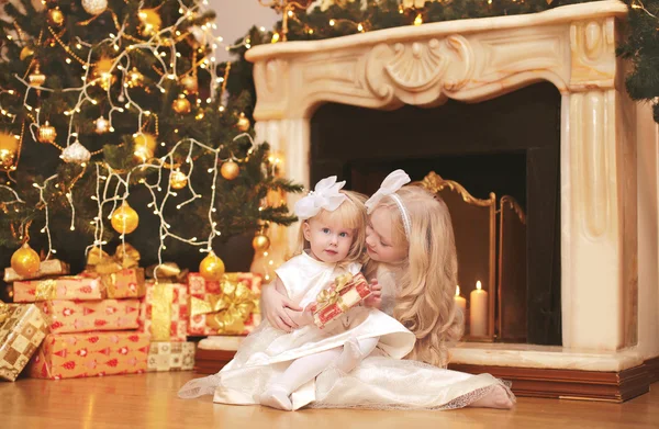 Natal, celebração, feriado, conceito de xmas - criança bonito feliz — Fotografia de Stock