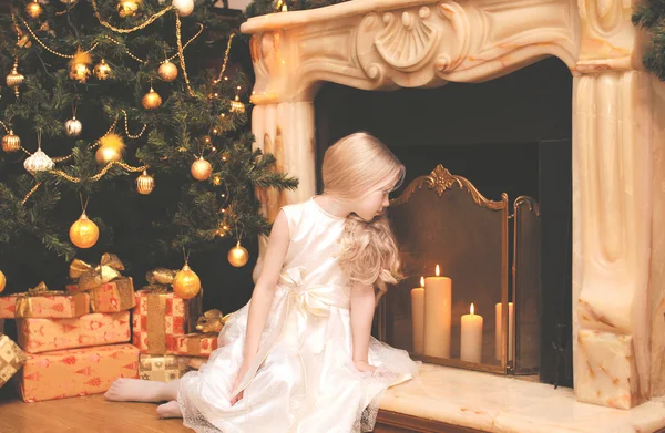 Рождество, праздник, Рождество концепция - счастливая маленькая девочка с подарками — стоковое фото