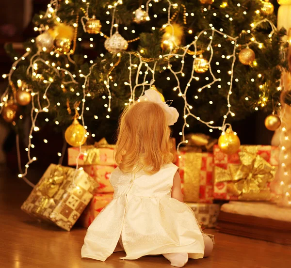 Natal, magia, conceito de pessoas - sonhos felizes de bebê perto de Cristo — Fotografia de Stock