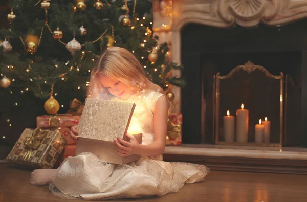 Natal, magia, conceito de pessoas - criança feliz abre a magia b — Fotografia de Stock