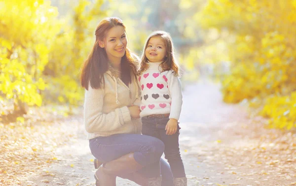 Feliz madre e hijo en el parque de otoño —  Fotos de Stock