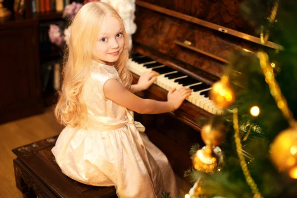 Праздник, праздник и люди - симпатичная маленькая девочка с — стоковое фото