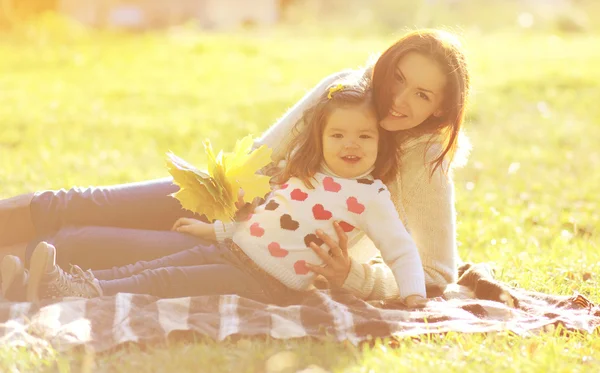 Maman et enfant s'amusent le jour d'automne — Photo