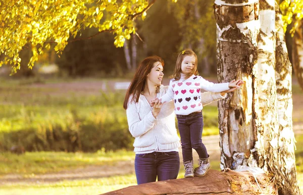 秋の日に母と子の散歩 — ストック写真