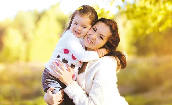 Sonbahar portre mutlu gülümseyen anne ve çocuk açık havada — Stok fotoğraf