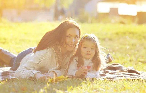 Portrait d'automne mère et enfant souriant sur l'herbe — Photo