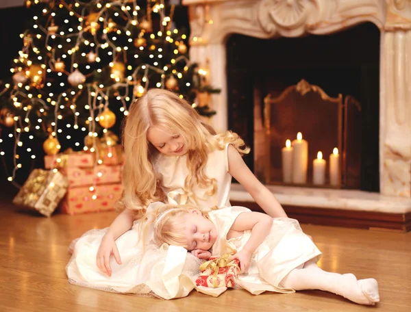 Natal, celebração, feriado, conceito de xmas - pequena menina giv — Fotografia de Stock