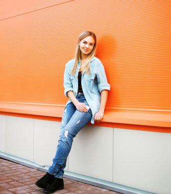 Serin kız renkli duvara, sokak moda poz