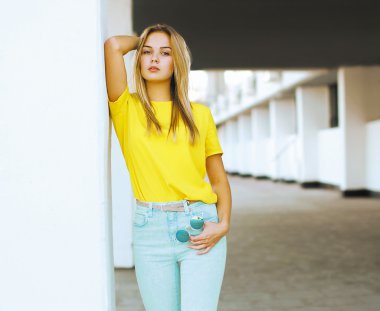 Çok seksi kadın model şehir, sokak moda poz