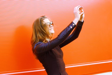 TH Smartphone otoportre oldukça stil sahibi kadın yapar