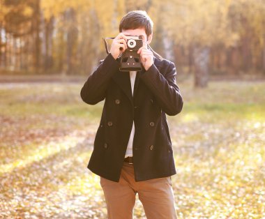 Sonbahar, sanat, fotoğraf kavramı - retro vintag ile şık adam