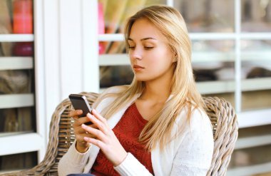 Açık havada şehirde smartphone kadınla