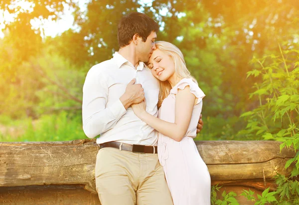 Romântico lindo jovem casal apaixonado ao ar livre — Fotografia de Stock