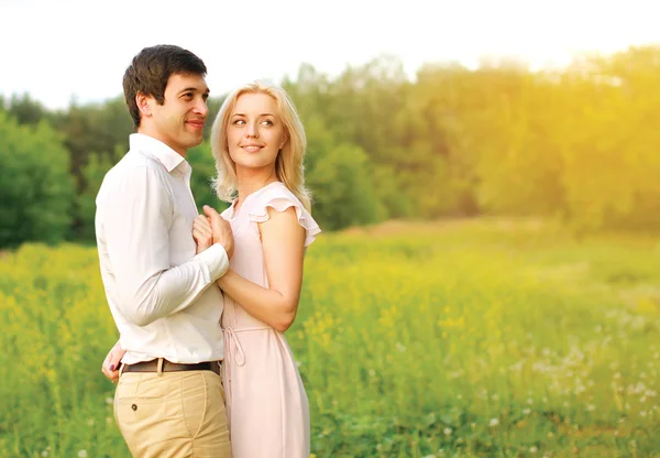 Прекрасная молодая пара влюблена на открытом воздухе в летний день — стоковое фото