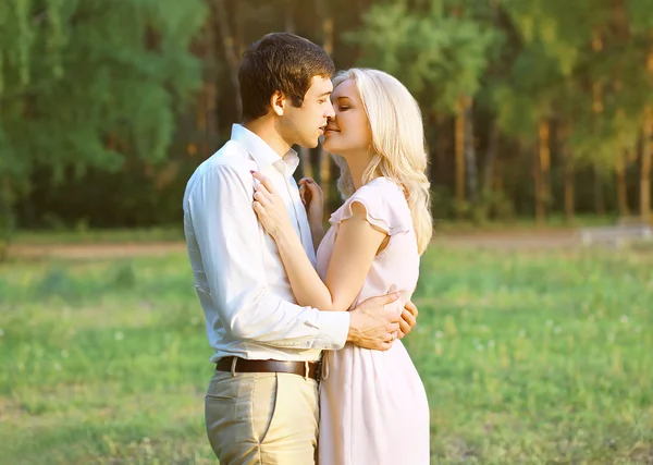 Casal muito sensual no amor ao ar livre — Fotografia de Stock