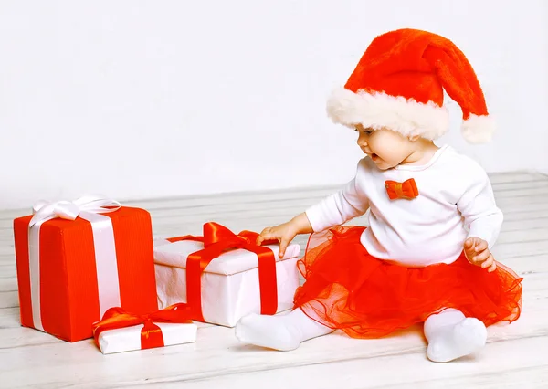 Christmas and people concept - cute baby with gifts — Stock Photo, Image