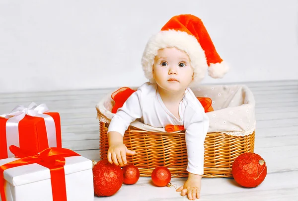 Jul och människor koncept - charmiga baby med gåvor — Stockfoto