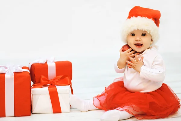 Christmas and people concept - happy smiling baby with gifts — Stock Photo, Image