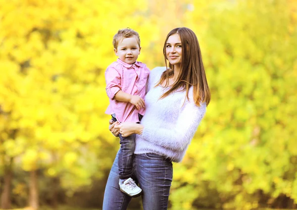 Portrait happy mother and child in autumn park — Stock Photo, Image