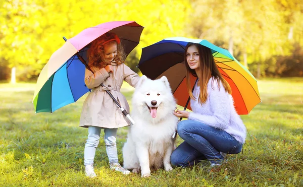 Concept famille, loisirs, météo et personnes - mère avec enfant — Photo